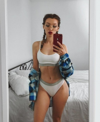 💋
У меня есть возможность добавить огонь и страсть в твою жизнь. Позволь мне показать тебе, что настоящее наслаждение - это искусство. Имея красивое тело и ум, я обладаю всеми инструментами, чтобы подарить тебе незабываемые моменты наслаждения.
Мои услуги отличаются гибкостью и индивидуальным подходом к каждому клиенту. Я могу стать твоей нежной возлюбленной, страстной госпожой или просто провести время в лаской и общении.
Мои фото 100% настоящие, и мои отзывы говорят о моей незабываемой экспертности. 🔥
Давай встретимся и узнаем друг друга лучше. Я живу в Москве и готова создать для тебя незабываемую атмосферу страсти и удовольствия. Ты заслуживаешь самого лучшего, и я готова дать тебе все. 💫 Евгения